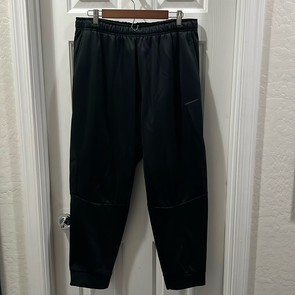 Nike men’s Therma fabric dri fit technology XL black joggers